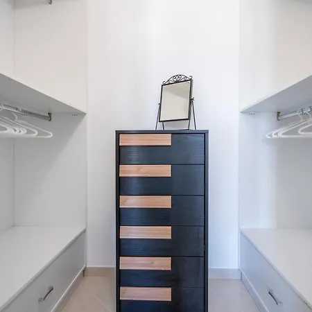 White Horizon Apartment *